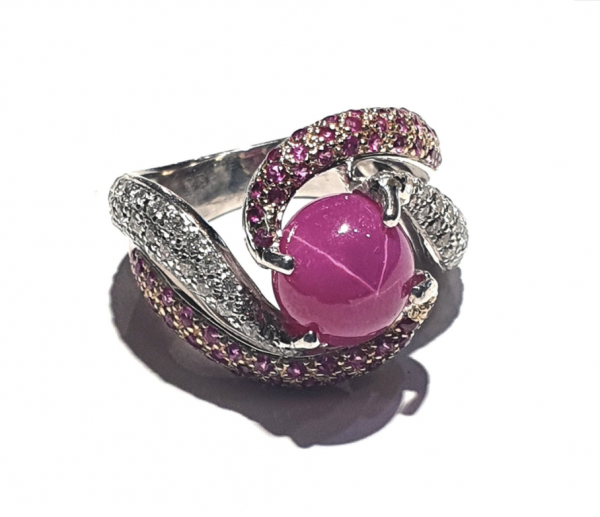 18ct Star Ruby & Diamond Ring.