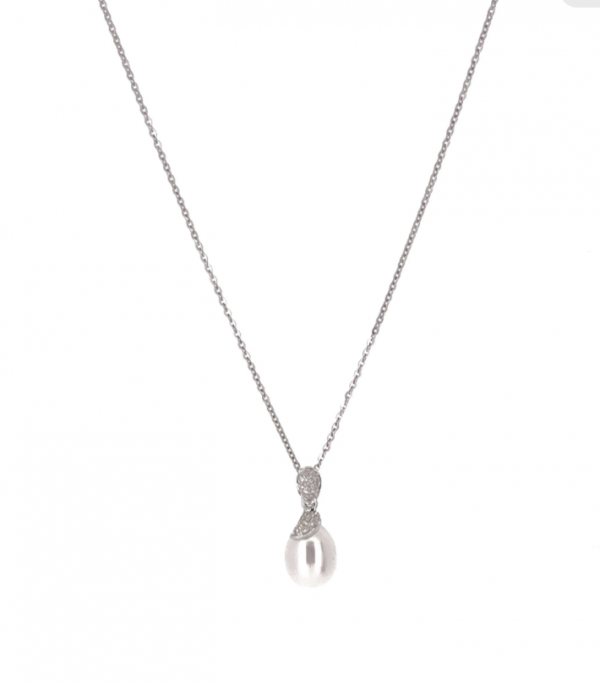 18ct Cultured Pearl & Diamond set of necklace and earrings