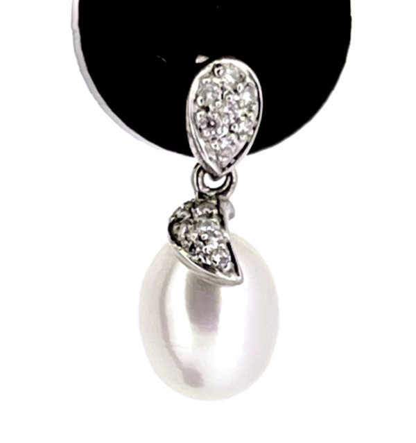 18ct Cultured Pearl & Diamond set of necklace and earrings - Image 4