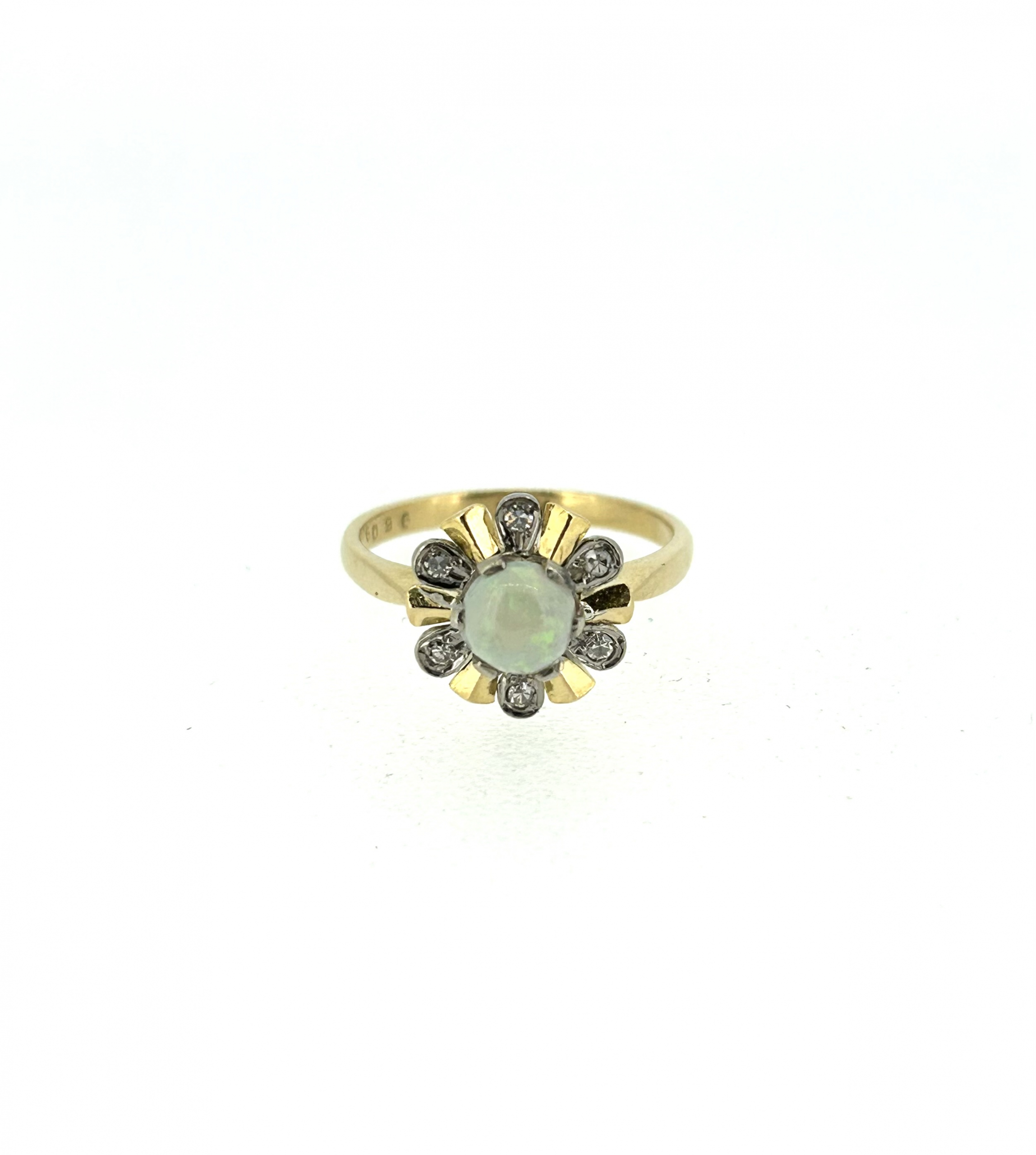 18ct Diamond & Opal Ring