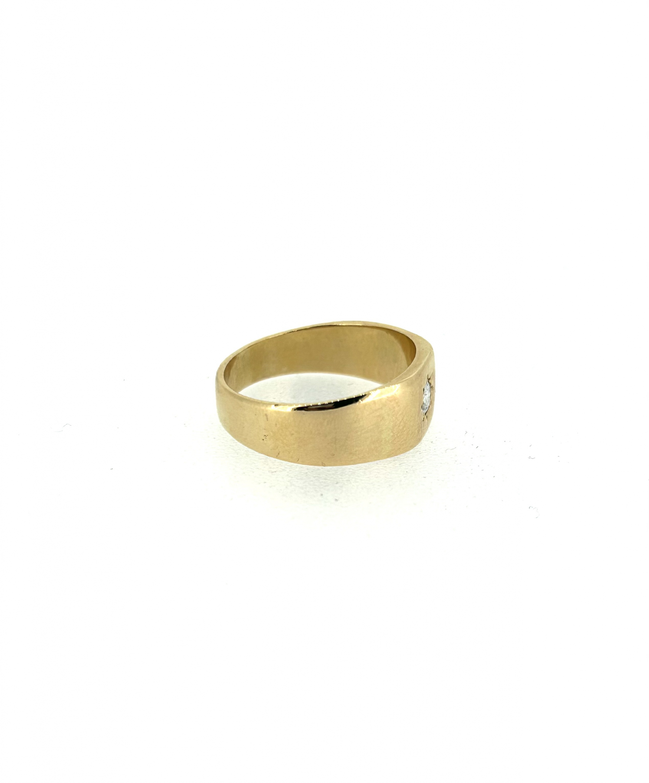 18ct Yellow Gold and Diamond Wedding Ring - Image 3