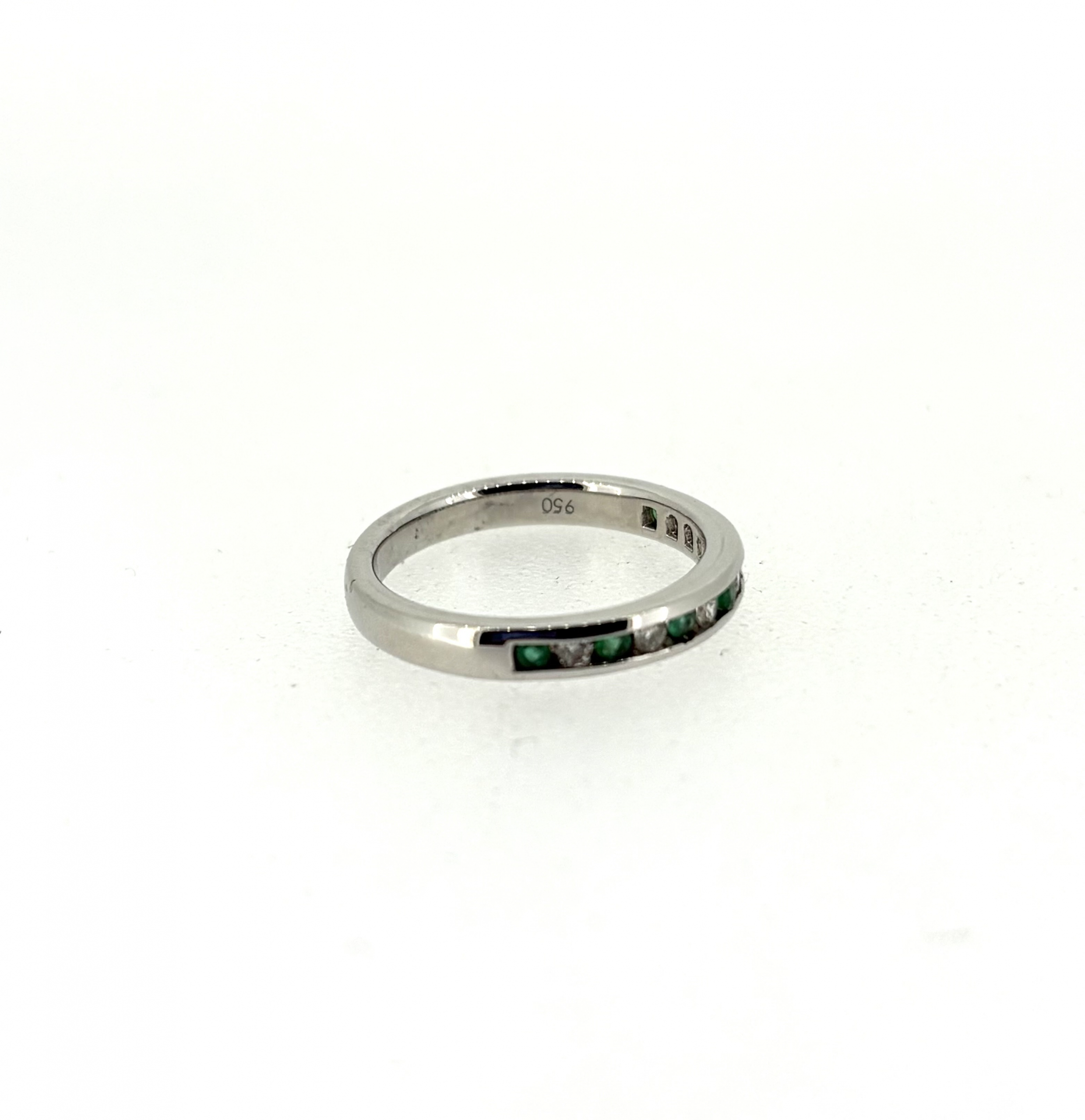 Platinum, Diamond & Emerald Ring - Image 3